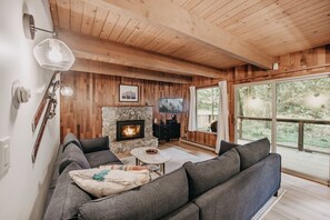 Fireplace, DVD player, computer monitors - 27GS - Wi-Fi - EV Charger - F/P - Pets Ok by RedAwning (Glacier)