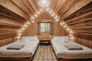 2 bedrooms, WiFi, bed sheets - 27GS - Wi-Fi - EV Charger - F/P - Pets Ok by RedAwning (Glacier)