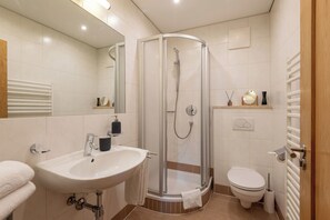 Douche, sèche-cheveux, serviettes fournies