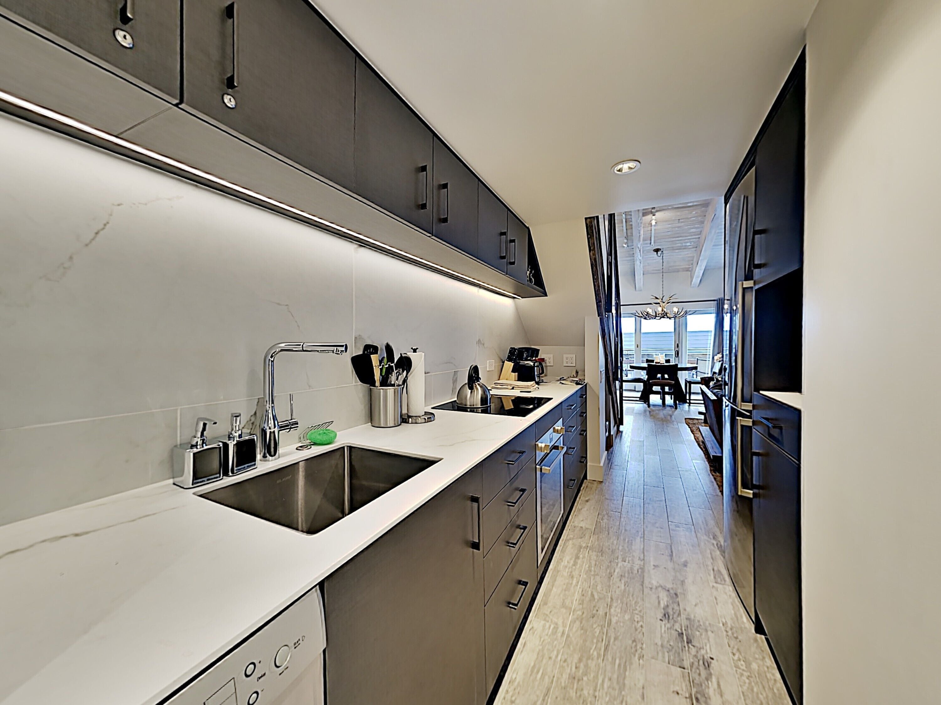 Køleskab, mikrobølgeovn, ovn, kogeplade