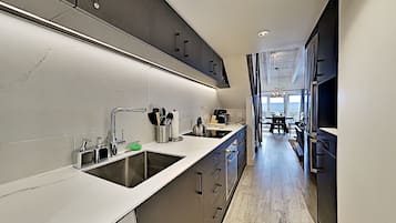 Køleskab, mikrobølgeovn, ovn, kogeplade