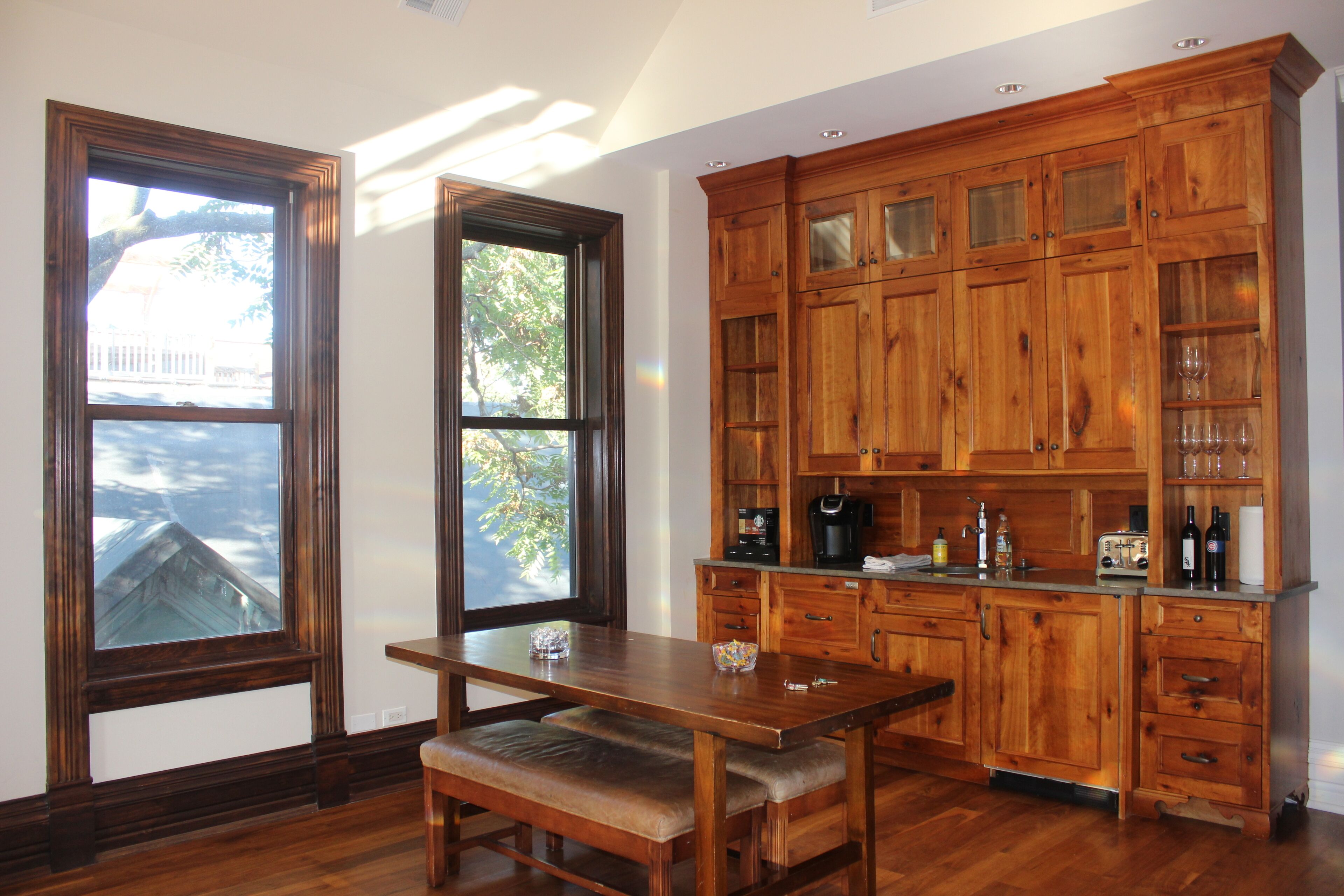 Wicker Park 3 Bedroom. Top floor Historic Greystone. Near Damen El Stop.