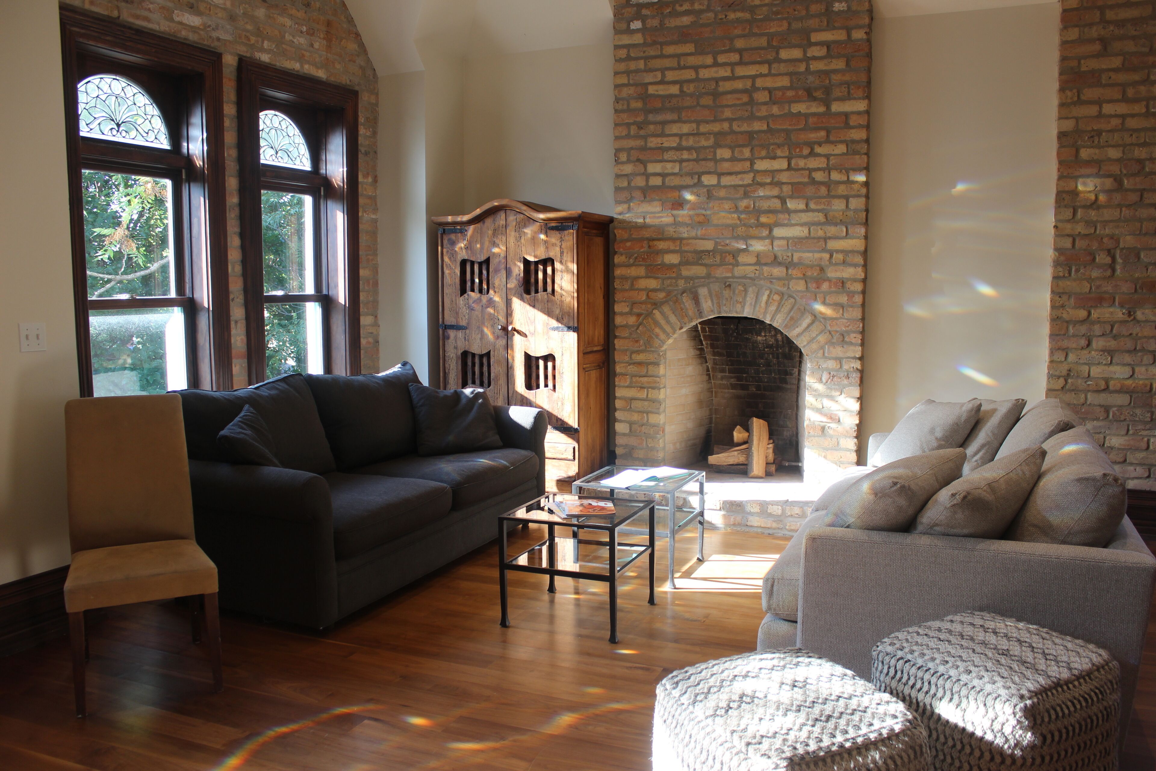 Wicker Park 3 Bedroom. Top floor Historic Greystone. Near Damen El Stop.