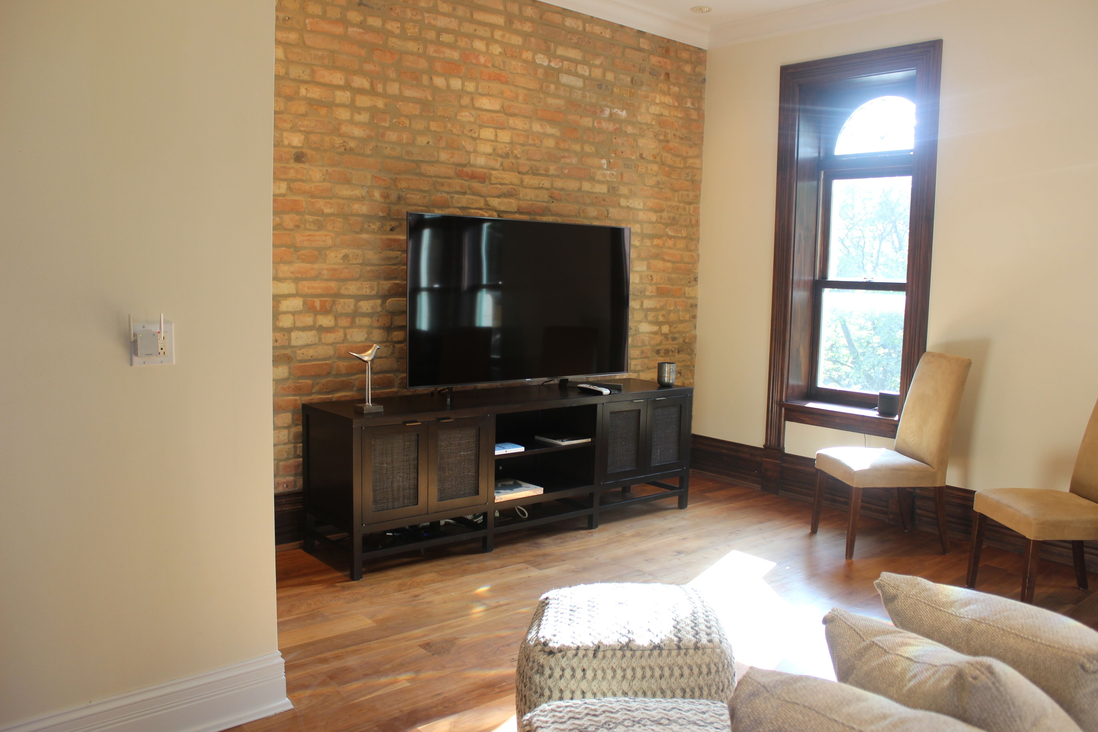 Wicker Park 3 Bedroom. Top floor Historic Greystone. Near Damen El Stop.