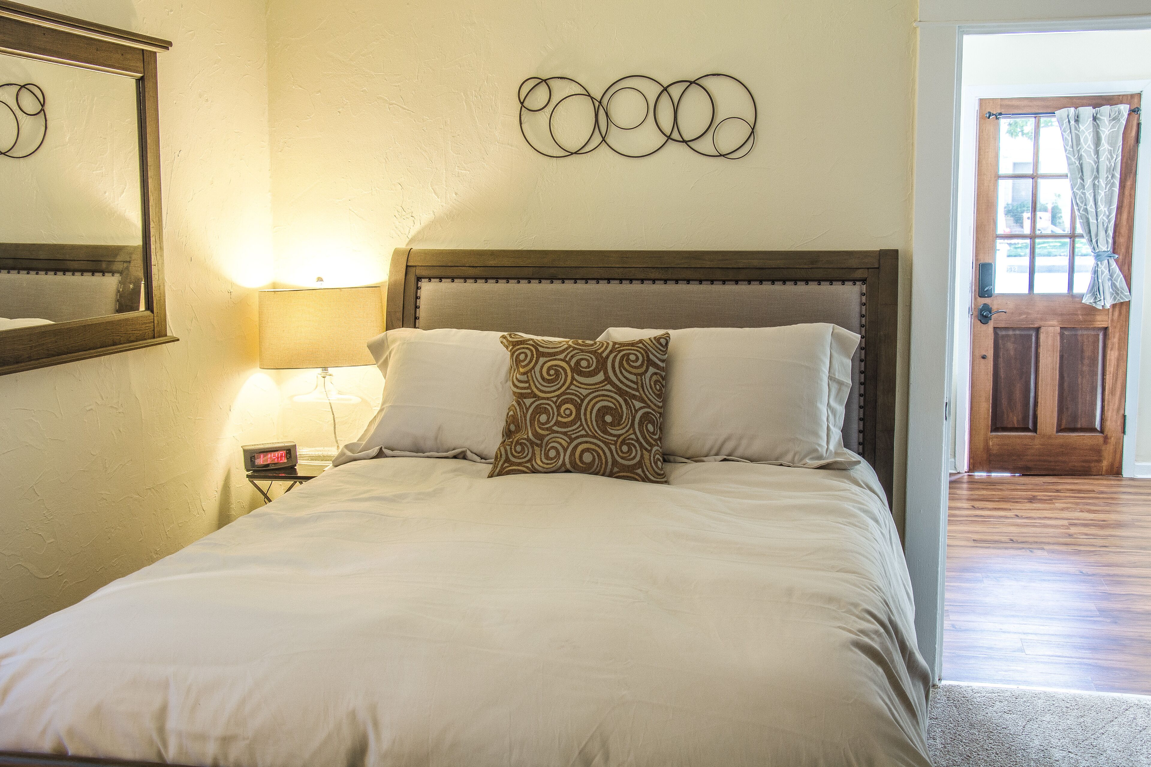 Relax In This Newly Renovated Downtown Cottage