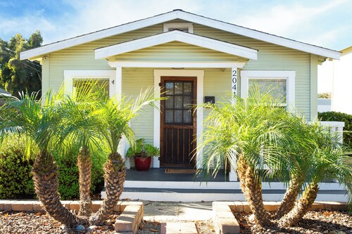 Relax In This Newly Renovated Downtown Cottage