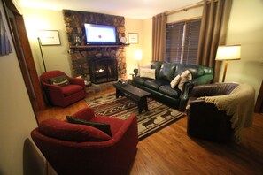 Smart-tv, een open haard, een dvd-speler en tafelvoetbal