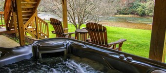 Rivers Edge - 4BR/2BA Riverfront w/Hot Tub, Fire Pit, Gas F/P Near Zaloo's!