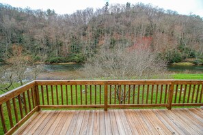 Property grounds - Rivers Edge - 4BR/2BA Riverfront w/Hot Tub, Pet Friendly, Near Zaloo's! (Jefferson)