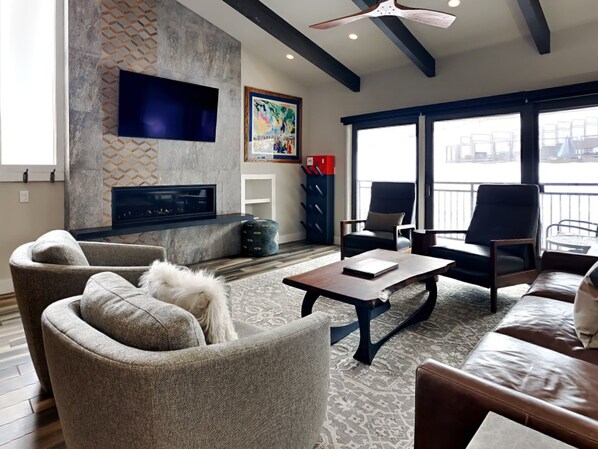 Téléviseur, foyer, lecteur de DVD, sélection de films