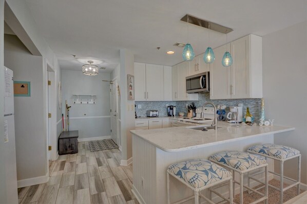 Køleskab, mikrobølgeovn, ovn, kogeplade