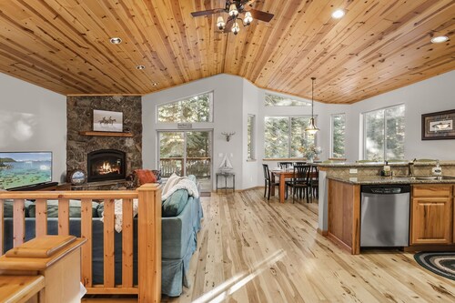 Family Cabin in Kings Beach | Queen Suite, Bunk Room, Near Shops & Ski Resorts