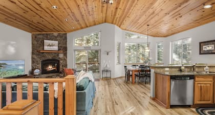 Family Cabin in Kings Beach | Queen Suite, Bunk Room, Near Shops & Ski Resorts