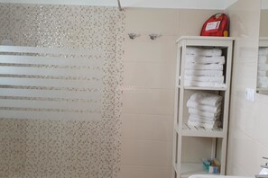 Suihku, ilmaiset hygieniatuotteet, hiustenkuivaaja, pyyhkeet