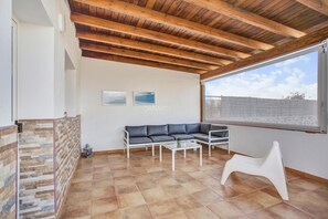 TV - Renovated Relaxing Oasis with Scenic Views in Tranquil Lajares, Fuerte (La Oliva)