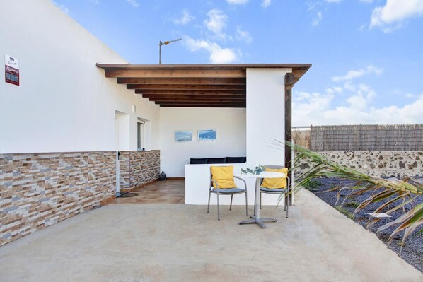 Outdoor dining - Renovated Relaxing Oasis with Scenic Views in Tranquil Lajares, Fuerte (La Oliva)