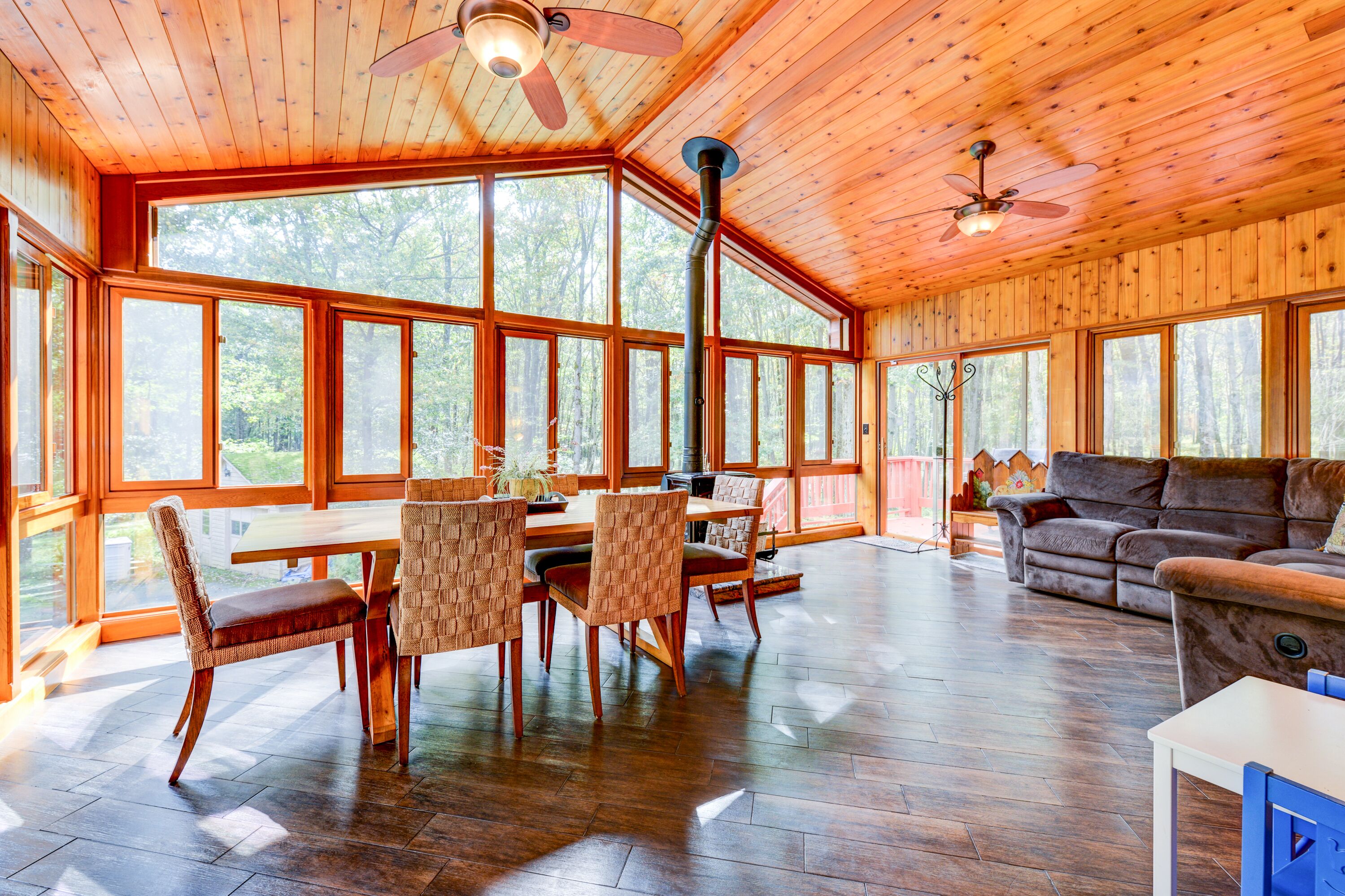 Smart-tv, eldstad, Netflix och bordsfotboll