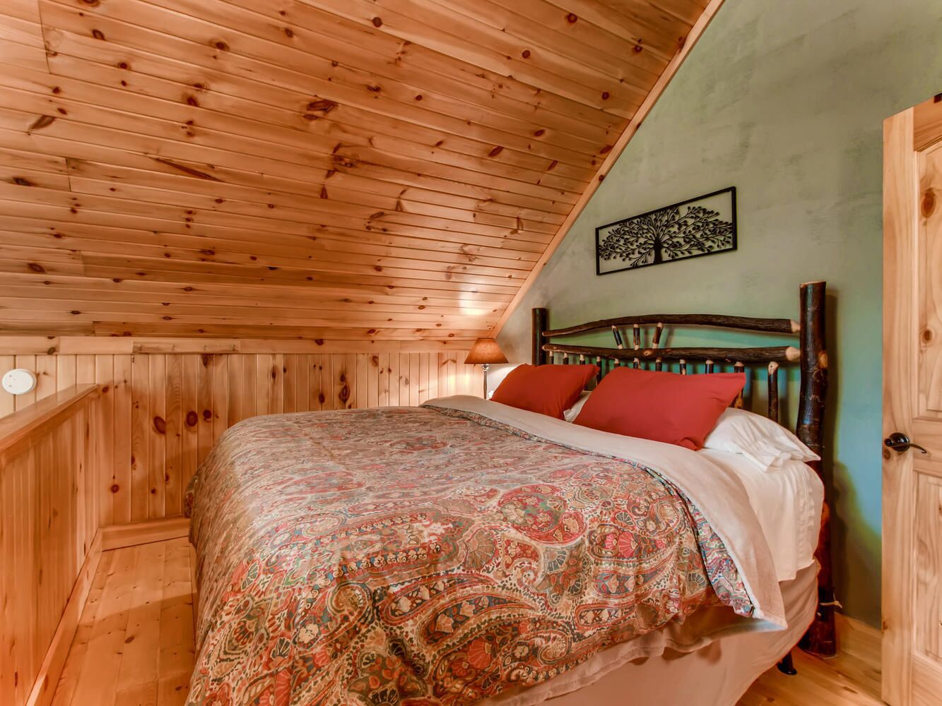 Dogwood is cozy cabin for couples retreat near Wear's Cove entrance to GSMNP.