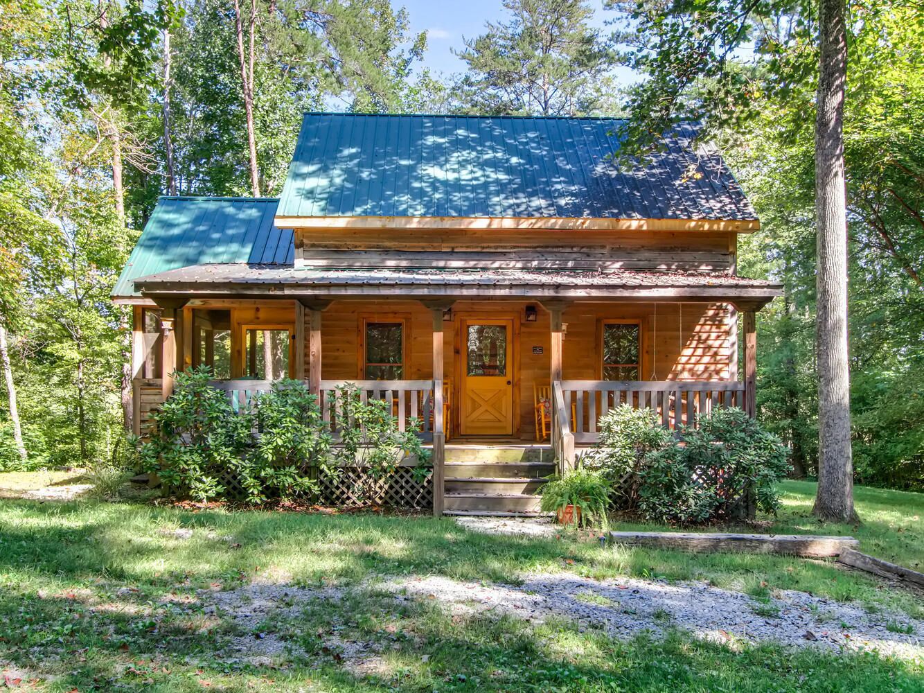 Dogwood is cozy cabin for couples retreat near Wear's Cove entrance to GSMNP.