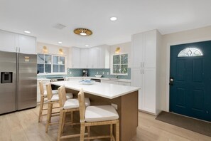 Een koelkast, een microgolfoven, een oven, een kookplaat