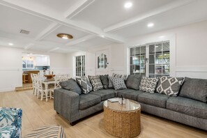 Televisie, een computerscherm en een printer