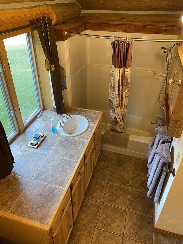 Tina con regadera, secadora de cabello, toallas