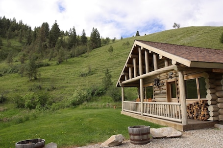 Exterior. Ponderosa Cabin at Rye Creek Lodge