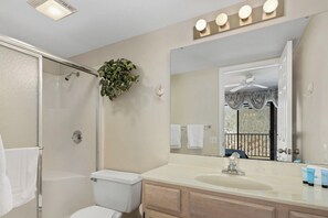 Ensemble baignoire-douche, serviettes fournies, savon, shampooing