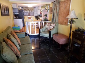 LCD-TV, DVD-spiller og leker