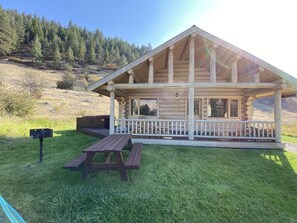 Outdoor dining - Sapphire Cabin at Rye Creek Lodge (Darby)