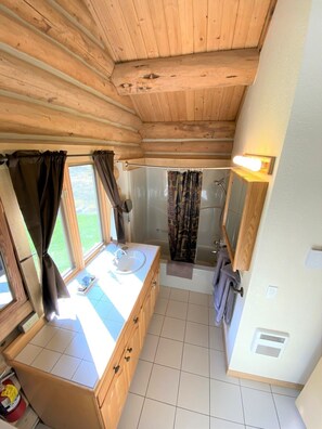 Ensemble douche/baignoire, sèche-cheveux, serviettes fournies