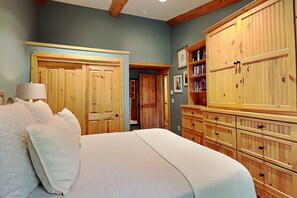 3 bedrooms, iron/ironing board, Internet, bed sheets
