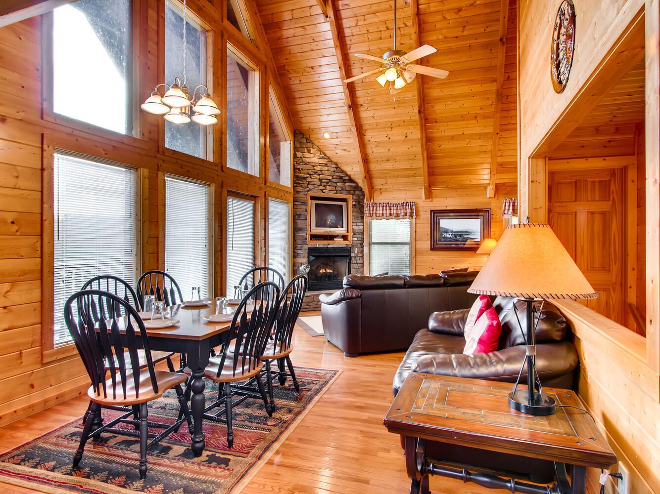 Rocky Top Joy, this cabin is decorated with quaint, luxury furnishings