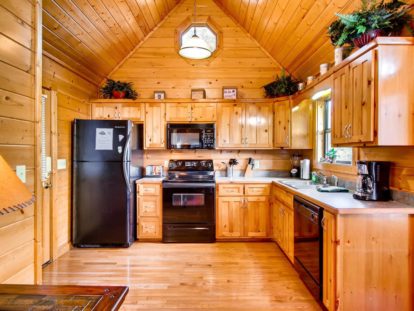 Rocky Top Joy, this cabin is decorated with quaint, luxury furnishings