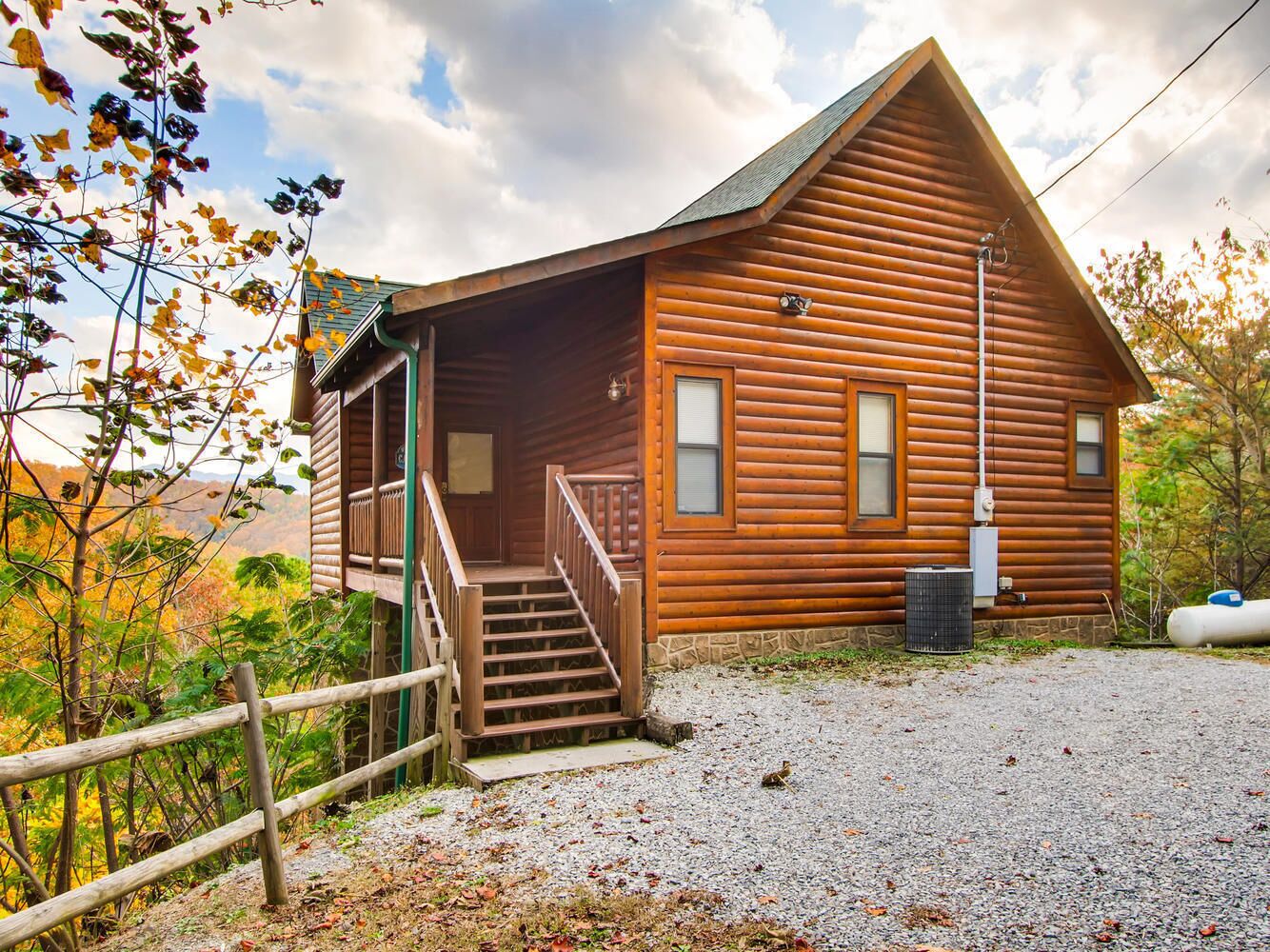 Rocky Top Joy, this cabin is decorated with quaint, luxury furnishings