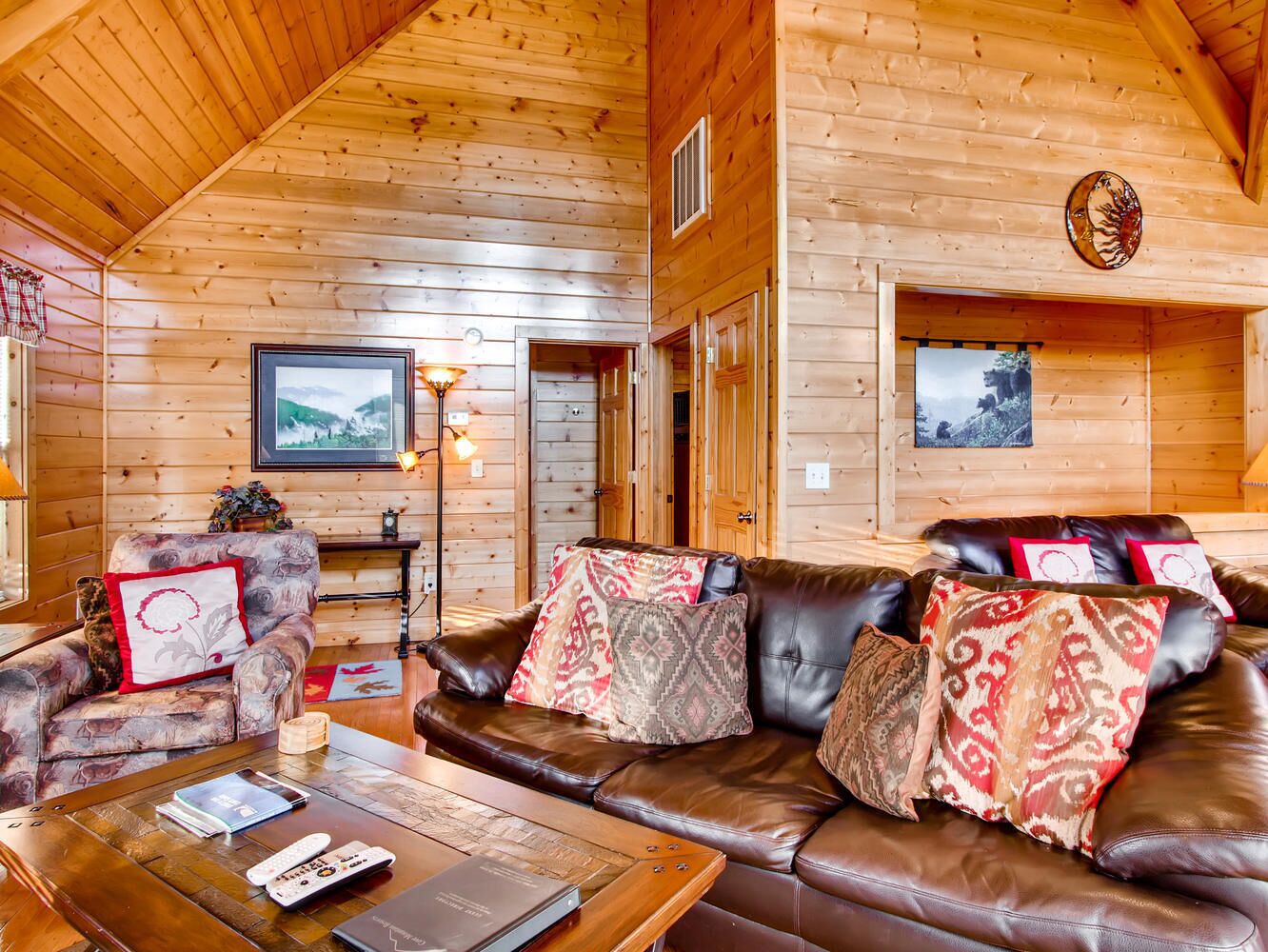 Rocky Top Joy, this cabin is decorated with quaint, luxury furnishings