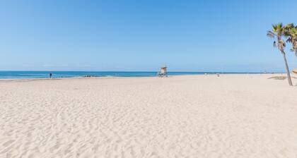 30 Sekunden zum Strand! Garage Parkplatz / 2 Fahrräder / Waschmaschine / WiFi GEM!