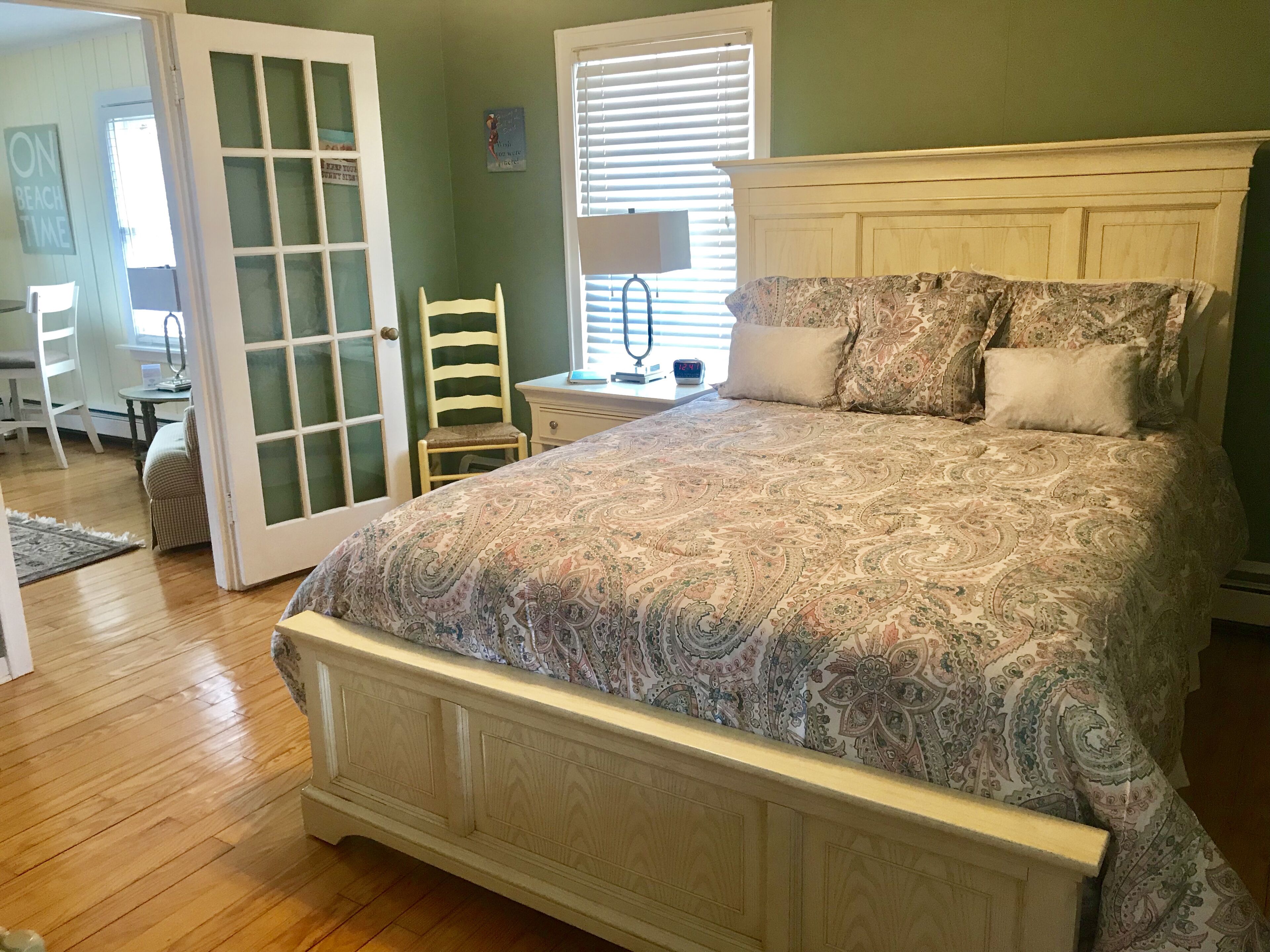 TOP NOTCH NESTING @ ♥️ of DOWNTOWN w SEASONAL WATERFRONT POOL & HOT TUB ACCESS❣️