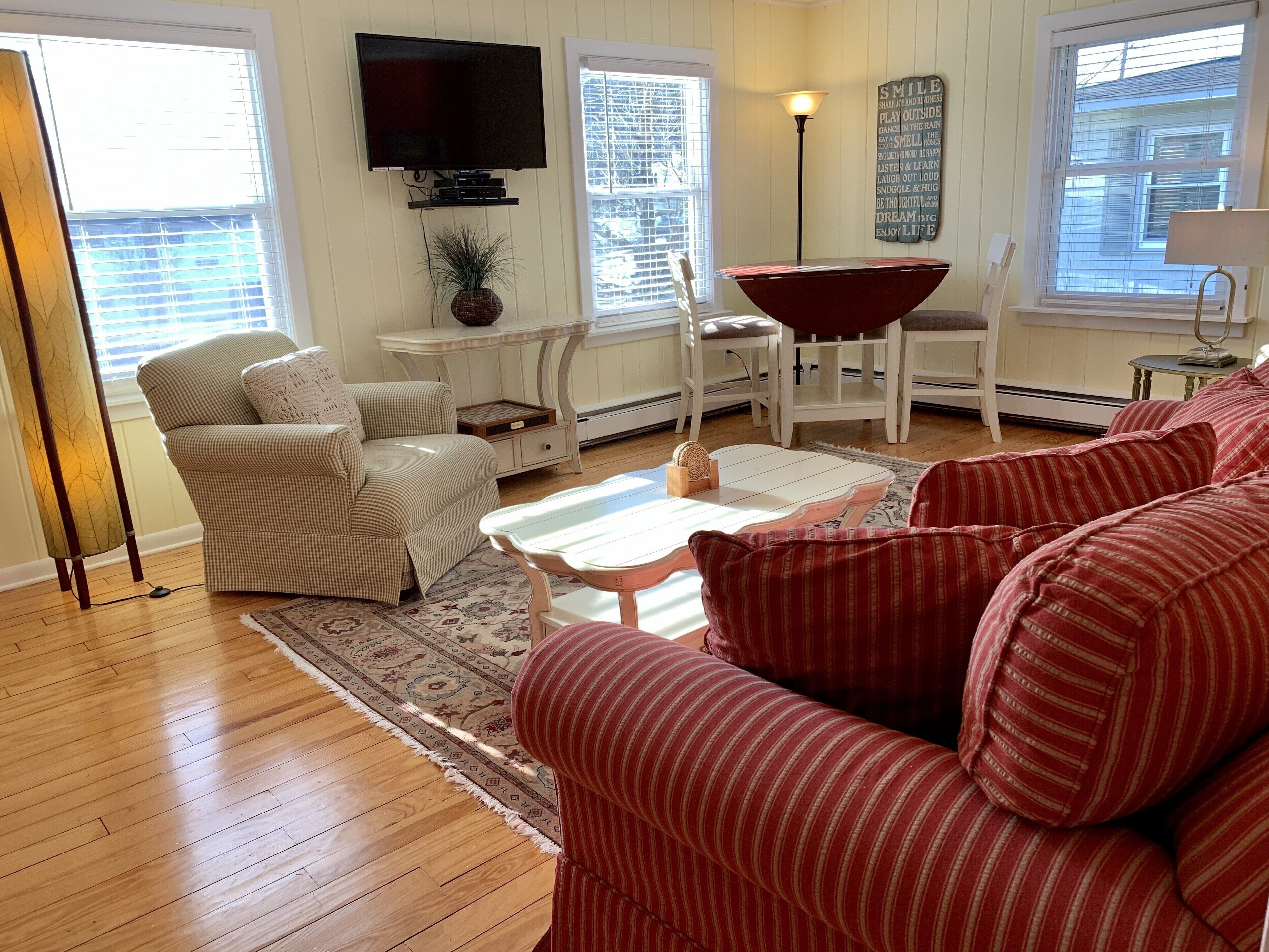 TOP NOTCH NESTING @ ♥️ of DOWNTOWN w SEASONAL WATERFRONT POOL & HOT TUB ACCESS❣️