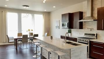 Refrigerador, microondas, horno, placa de cocina