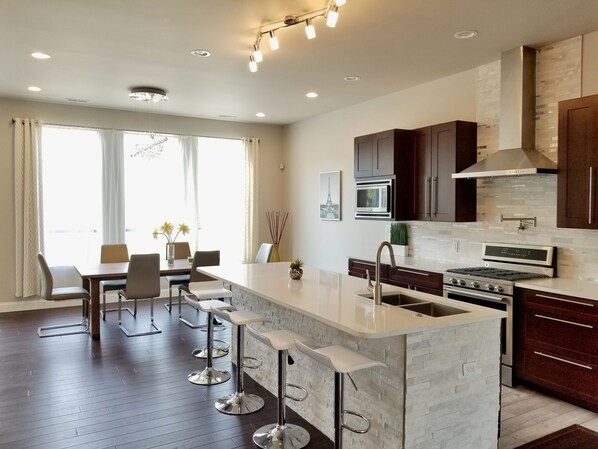 Fridge, microwave, oven, stovetop - Luxurious & Modern. 4-story 5BDR House. Rooftop Deck w/ amazing Arch Views! (St. Louis)