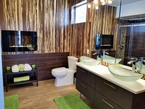 Ensemble douche/baignoire, sèche-cheveux, serviettes fournies, savon