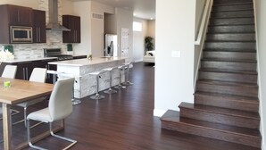 Unclassified image, 3 of 25, button - Luxurious & Modern. 4-story 5BDR House. Rooftop Deck w/ amazing Arch Views!  (St. Louis)