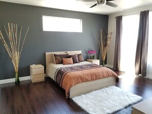 5 bedrooms, iron/ironing board, WiFi, bed sheets - Luxurious & Modern. 4-story 5BDR House. Rooftop Deck w/ amazing Arch Views! (St. Louis)