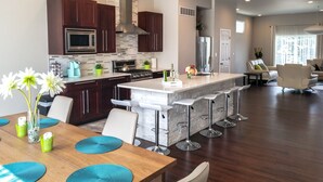 Unclassified image, 4 of 25, button - Luxurious & Modern. 4-story 5BDR House. Rooftop Deck w/ amazing Arch Views!  (St. Louis)