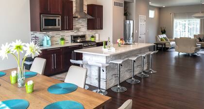 Luxurious & Modern. 4-story 5BDR House. Rooftop Deck w/ amazing Arch Views!