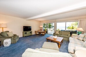 Una televisión, libros