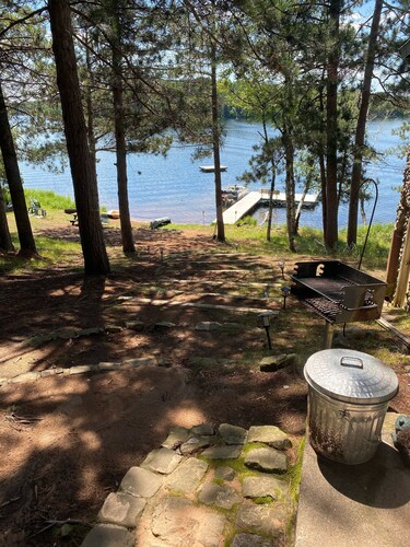 Hirsimökki kauniilla hiekkapohjaisella järvellä Vene, kala, sauna, nuotiopaikka 