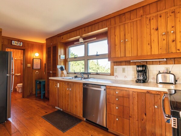 Fridge, microwave, oven, stovetop - Myrtlewood: Dog friendly, island views from the rooftop lookout. (Ocracoke)
