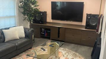 Smart TV, Netflix, Hulu, DVD player